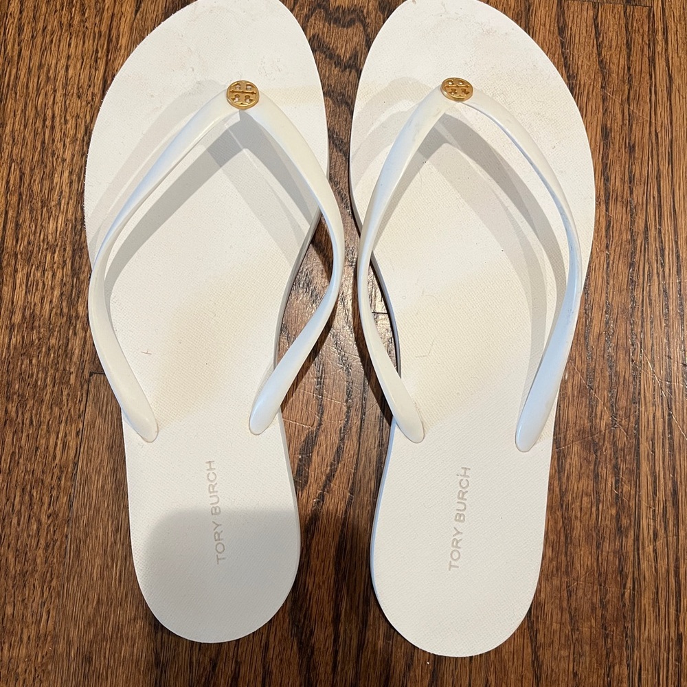 Tory Burch White Flip Flops for Women - Size 8 1/2 
Barely worn